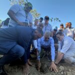 Medio Ambiente y otras instituciones realizan jornada de reforestación en zona sur de Santiago